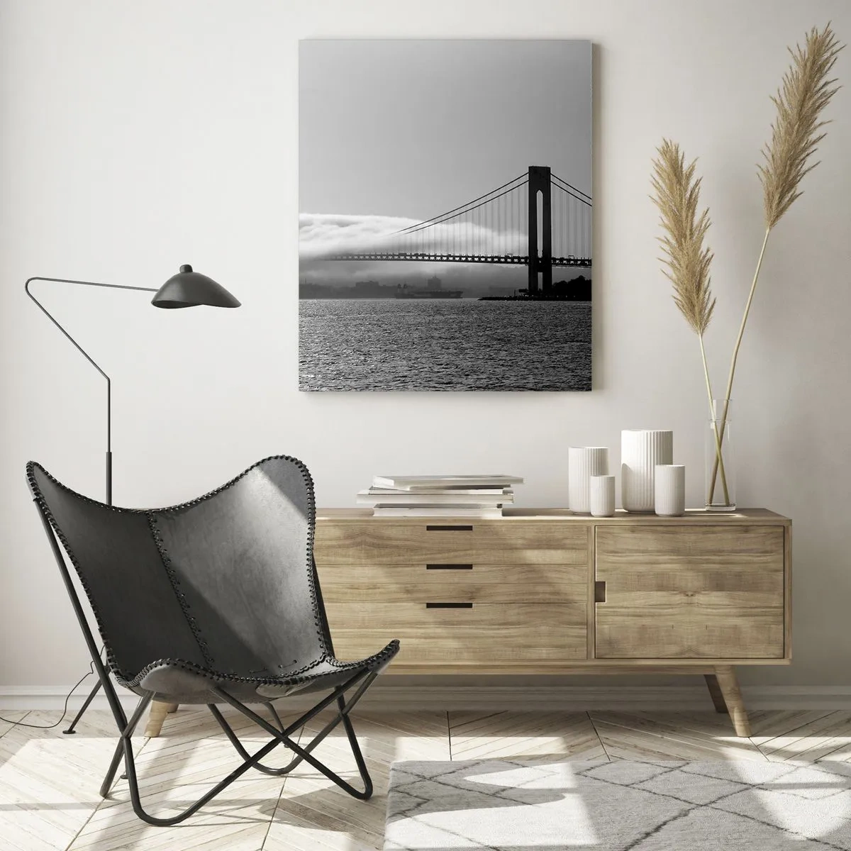 Obraz na szkle - Most w czerni i bieli z mgłą nad wodą - 50x70cm - Przepłynąć przez Złote Wrota - Nowoczesna dekoracja ścienna do salonu, kuchni i sypialni ARTTOR