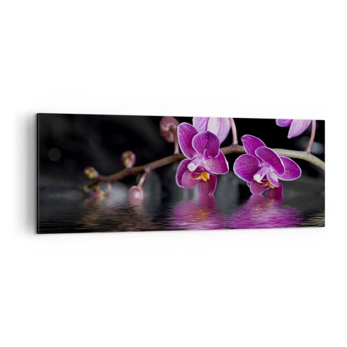 Obraz na płótnie - Fioletowe orchidee nad spokojną wodą na tle czarnym - 140x50cm - Liliowe odbicie piękna - Nowoczesna dekoracja ścienna do salonu i sypialni ARTTOR