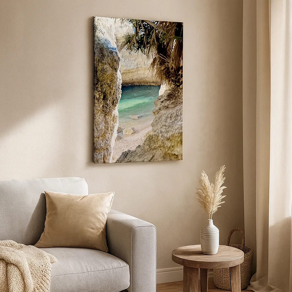 Obraz na płótnie - Widok na ukrytą zatokę z turkusową wodą otoczoną skalistym klifem - 50x70cm - Turkusowa zatoka - Nowoczesna dekoracja ścienna do salonu, kuchni i sypialni ARTTOR