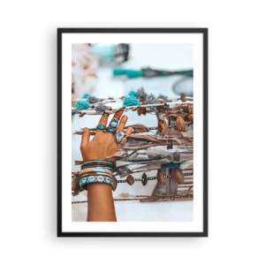 Plakat w czarnej ramie - Ręka ozdobiona biżuterią na tle boho dekoracji - 50x70cm - Lokalne skarby - Nowoczesna dekoracja ścienna do salonu i sypialni ARTTOR