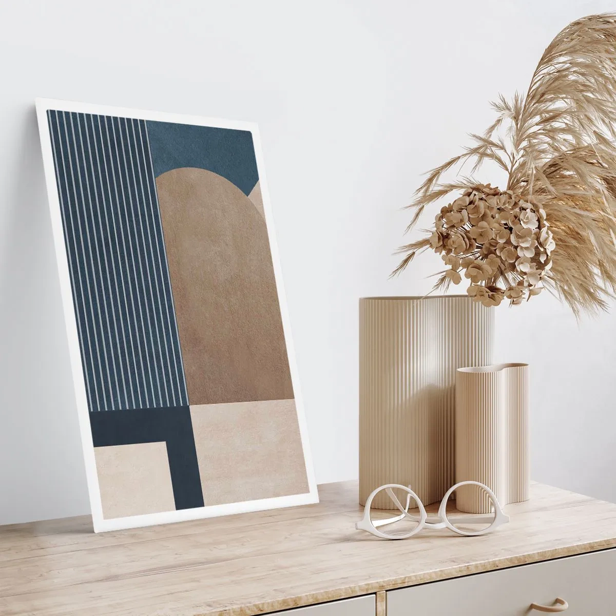 Plakat - Abstrakcyjna kompozycja geometryczna w odcieniach granatu i beżu - 50x70cm - Kompozycja prostoty i krągłości - Nowoczesna dekoracja ścienna do salonu, kuchni i sypialni ARTTOR