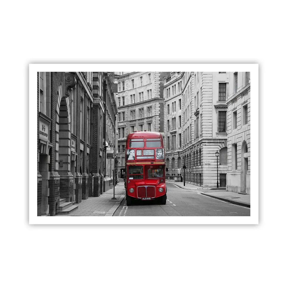Plakat - Czerwony autobus na tle czarno-białych budynków miejskich - 100x70cm - Codzienność nie musi być szara - Nowoczesna dekoracja ścienna do salonu i sypialni ARTTOR