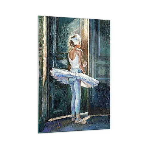 Obraz na szkle - Baletnica w białym stroju stojąca przy drzwiach sceny - 80x120cm - Przed popisem - Nowoczesna dekoracja ścienna do salonu i sypialni ARTTOR