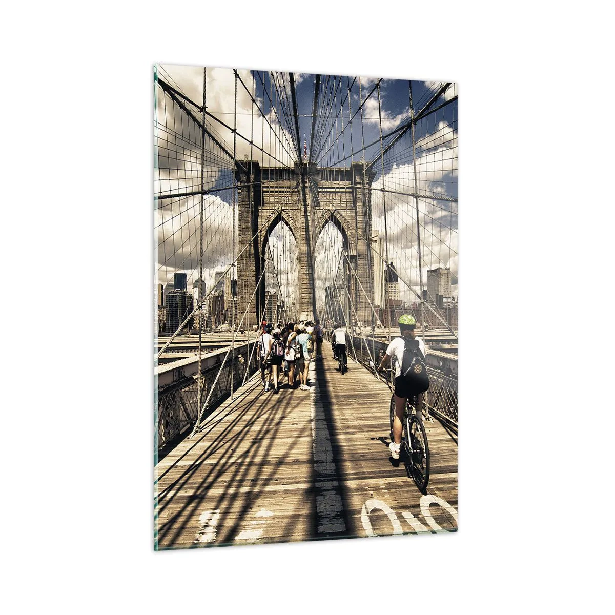 Obraz na szkle - Brooklyński Most w słoneczny dzień z przechodniami i rowerzystami - 50x70cm - Wprost do serca miasta - Nowoczesna dekoracja ścienna do salonu, kuchni i sypialni ARTTOR