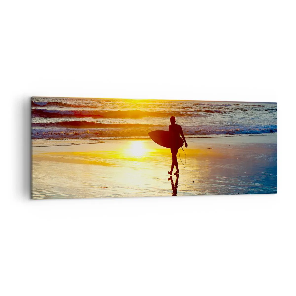 Obraz na płótnie - Surfer idący po plaży o zachodzie słońca z deską w ręku - 140x50cm - Powrót wojownika - Nowoczesna dekoracja ścienna do salonu i sypialni ARTTOR
