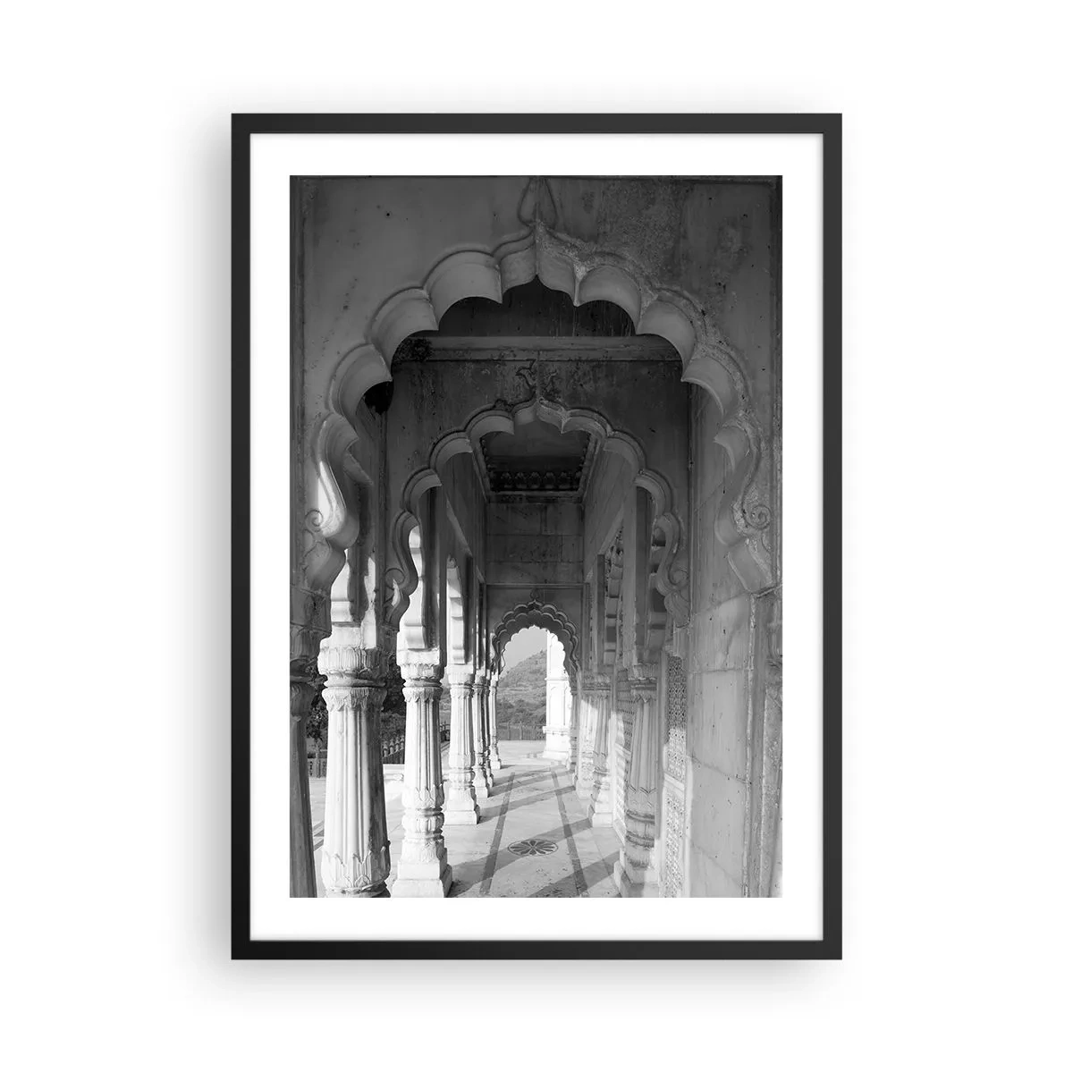 Plakat w czarnej ramie - Czarno-biała fotografia architektury z kolumnami - 50x70cm - Tu dzieją się baśnie Wschodu - Nowoczesna dekoracja ścienna do salonu i sypialni ARTTOR