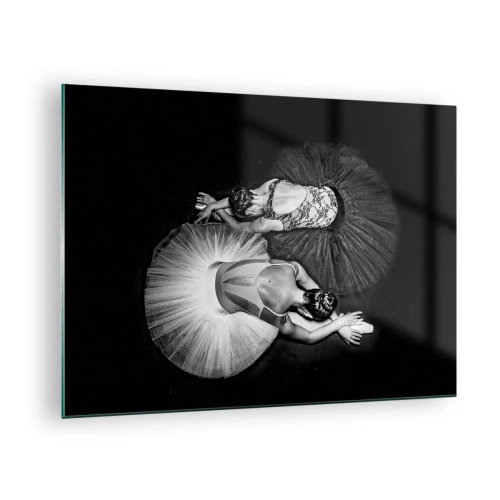 Obraz na szkle - Dwie baletnice w pozie odpoczynku ubrane w czarne i białe tutu - 70x50cm - Jin i jang – idealna równowaga - Nowoczesna dekoracja ścienna do salonu i sypialni ARTTOR