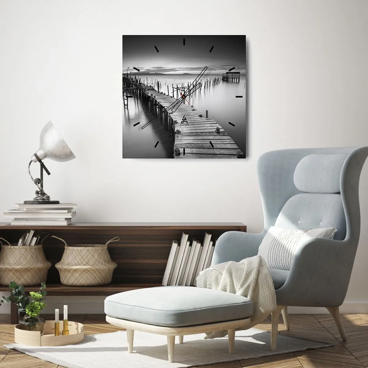Zegar ścienny - Drewniany pomost na spokojnym jeziorze w odcieniach szarości - 30x30cm - Spokój zapomnianego brzegu - Nowoczesna dekoracja ścienna do salonu i sypialni ARTTOR