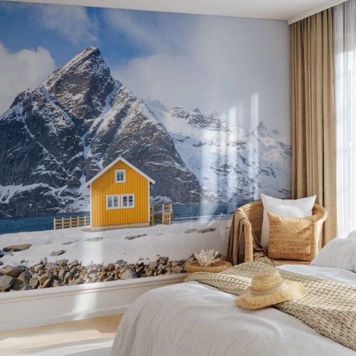 Fototapeta Premium Sand - Żółty domek na tle ośnieżonych gór i fiordu - 100x70cm - Skandynawskie wakacje - Nowoczesna dekoracja ścienna do salonu, kuchni i sypialni ARTTOR