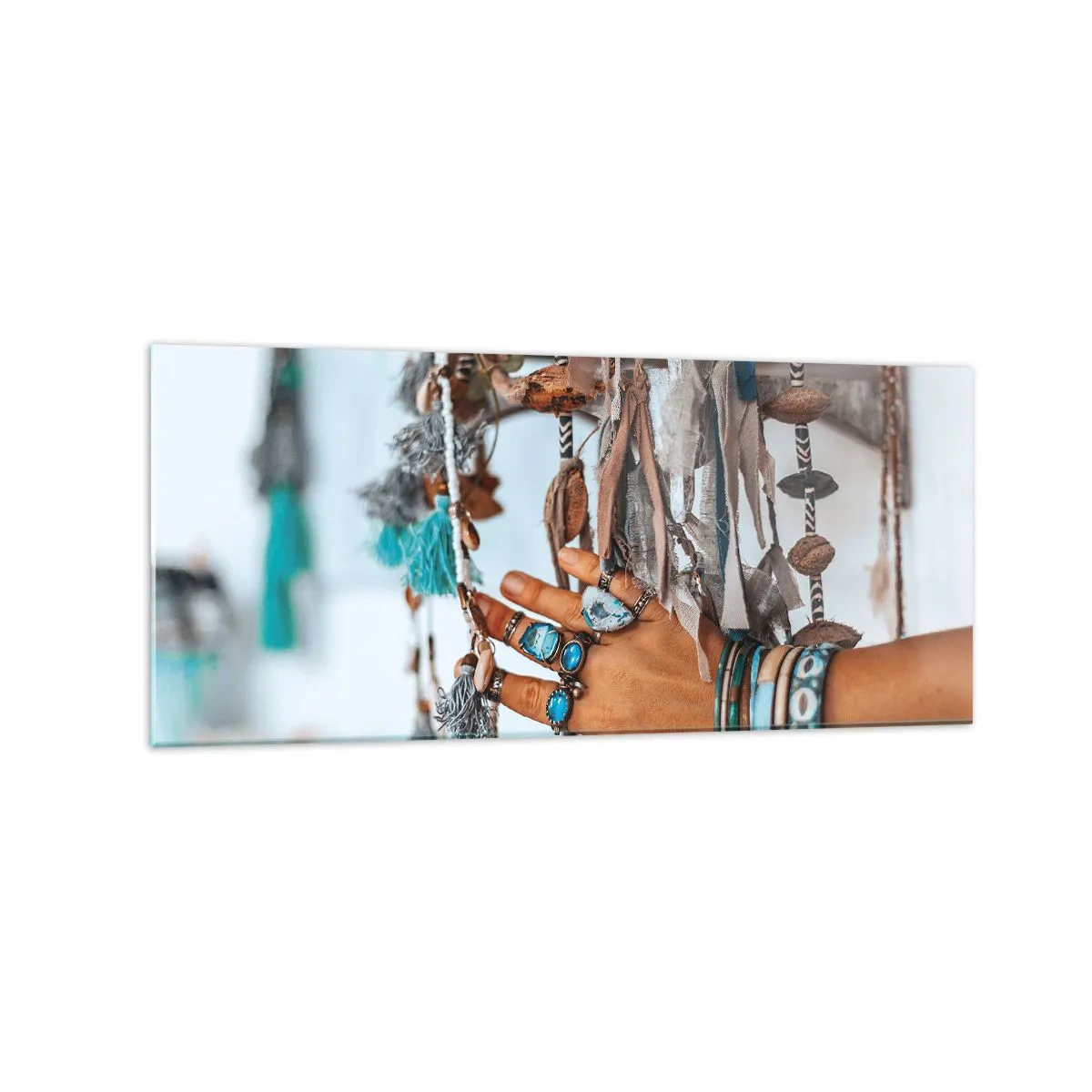 Obraz na szkle - Ręka ozdobiona biżuterią w stylu boho z dekoracjami w tle - 120x50cm - Lokalne skarby - Nowoczesna dekoracja ścienna do salonu i sypialni ARTTOR