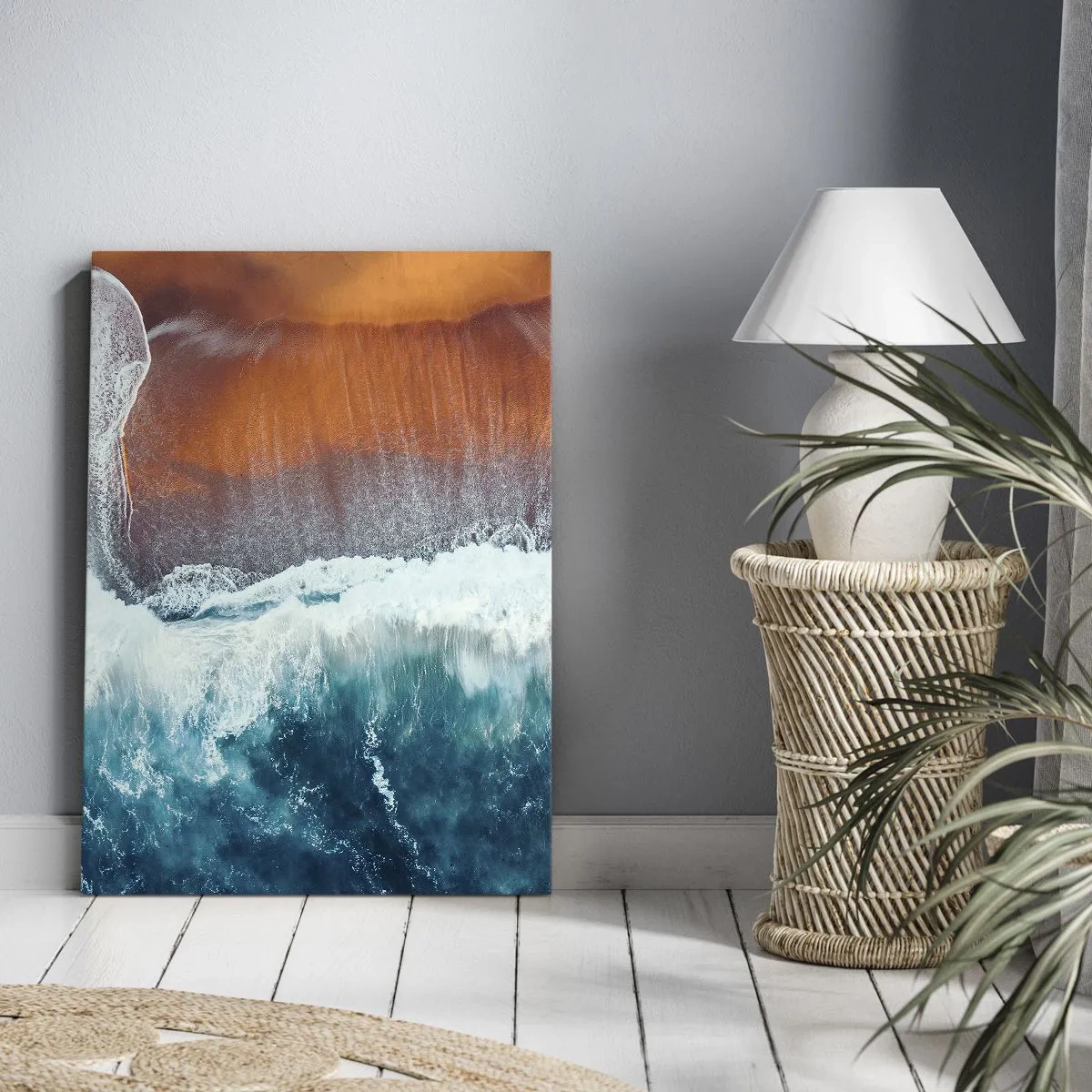 Obraz na płótnie - Fotografia lotnicza fali uderzającej o złocisty brzeg - 50x70cm - Dotyk oceanu - Nowoczesna dekoracja ścienna do salonu, kuchni i sypialni ARTTOR