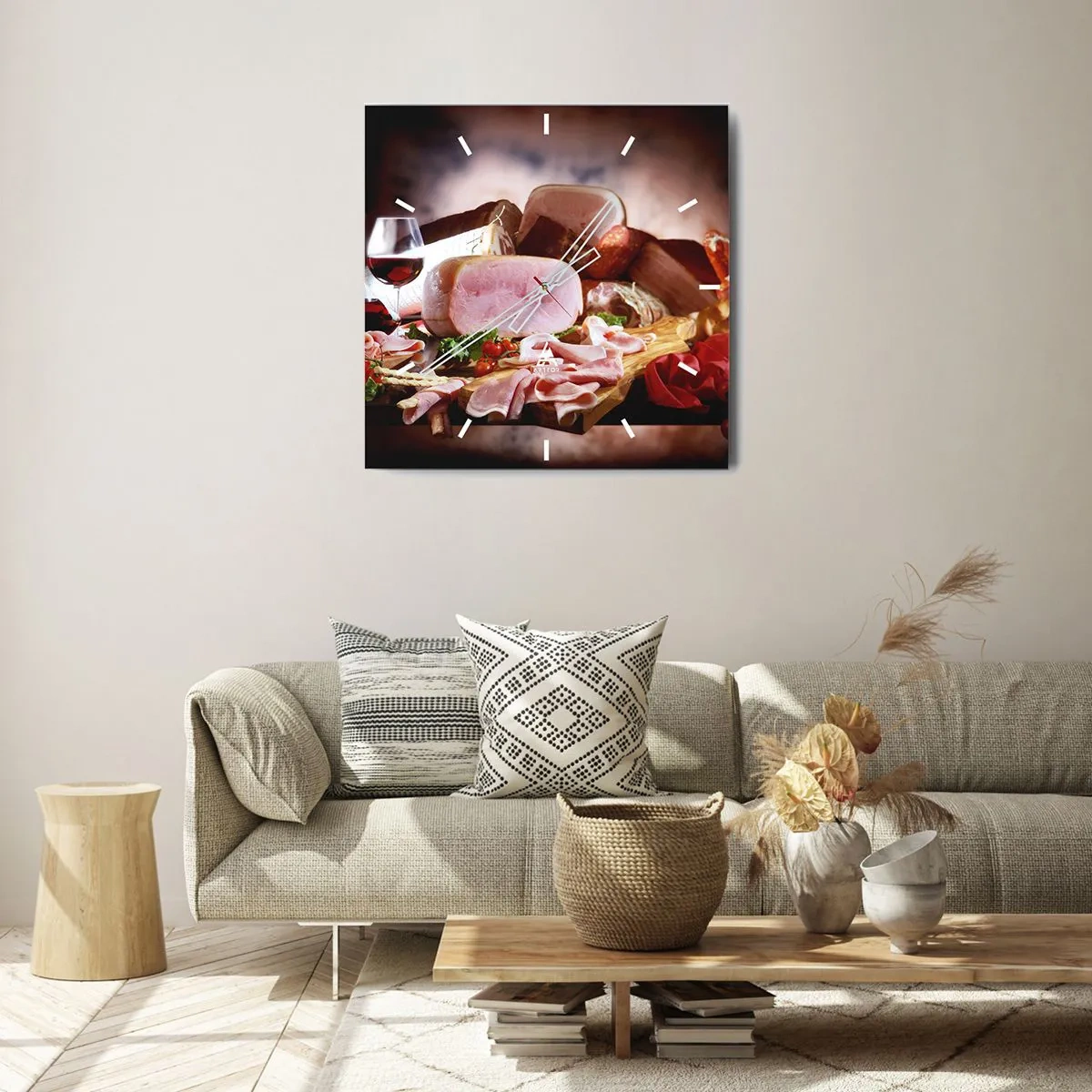 Zegar ścienny - Wędliny z winem na rustykalnym tle - 30x30cm - Kulinarne marzenie z karafką - Nowoczesna dekoracja ścienna do salonu i sypialni ARTTOR