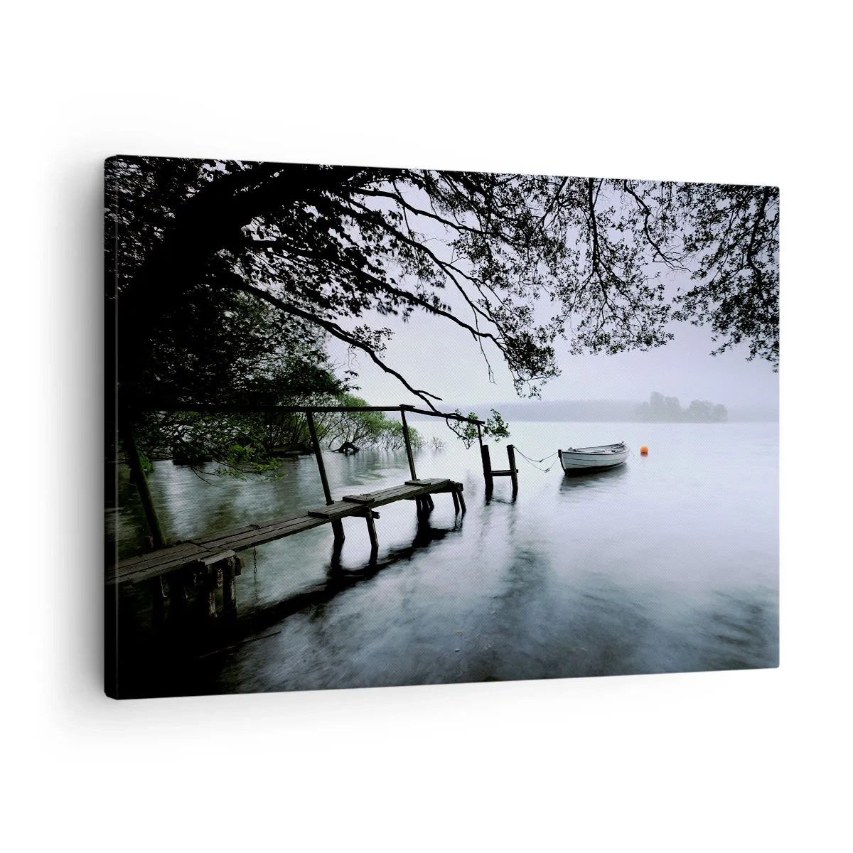 Obraz na płótnie - Pomost nad wodą z łodzią w tle otoczoną mglistym krajobrazem - 70x50cm - Już odpoczywasz - Nowoczesna dekoracja ścienna do salonu i sypialni ARTTOR