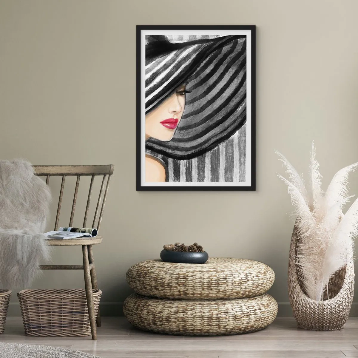 Plakat w czarnej ramie - Kobieta w szerokim kapeluszu z czerwonymi ustami - 50x70cm - Gdzie ciebie szukać? - Nowoczesna dekoracja ścienna do salonu i sypialni ARTTOR