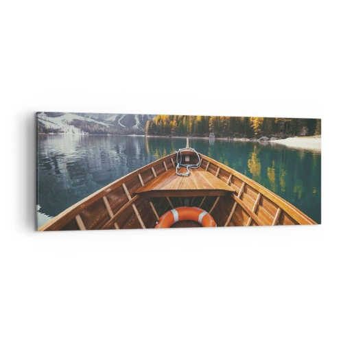 Obraz na płótnie - Drewniana łódź na górskim jeziorze otoczonym lasem - 140x50cm - Górska wycieczka - Nowoczesna dekoracja ścienna do salonu i sypialni ARTTOR
