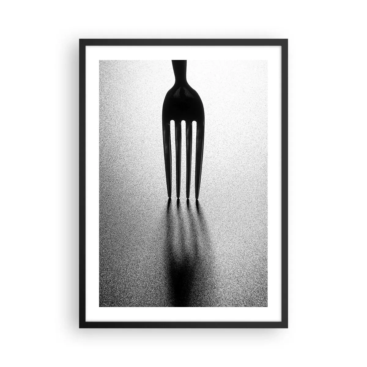 Plakat w czarnej ramie - Światło i cień - Minimalistyczna czarno-biała fotografia widelca i cienia - 50x70cm
