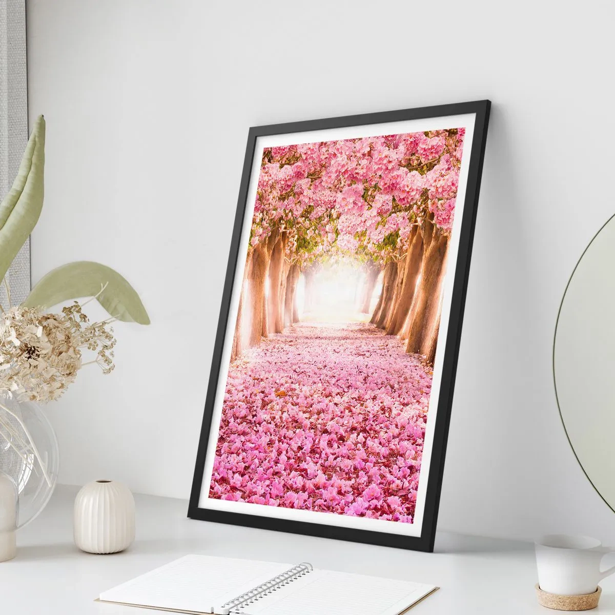Plakat w czarnej ramie - Aleja drzew wiśniowych z różowym kwiatowym dywanem - 50x70cm - Droga do raju - Nowoczesna dekoracja ścienna do salonu i sypialni ARTTOR