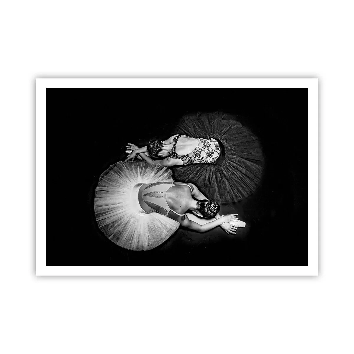 Plakat - Czarno-biały obraz dwóch baletnic w dynamicznej pozie - 100x70cm - Jin i jang – idealna równowaga - Nowoczesna dekoracja ścienna do salonu i sypialni ARTTOR