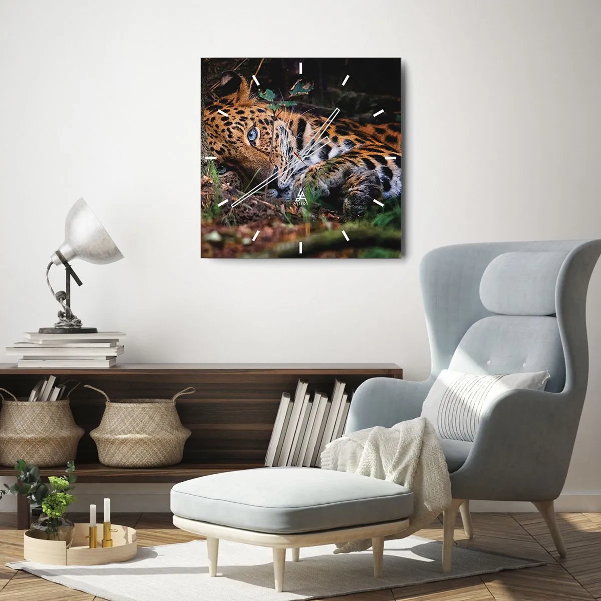 Zegar ścienny - Leżący lampart w cieniu drzew - 30x30cm - Zaufaj mi - Nowoczesna dekoracja ścienna do salonu i sypialni ARTTOR