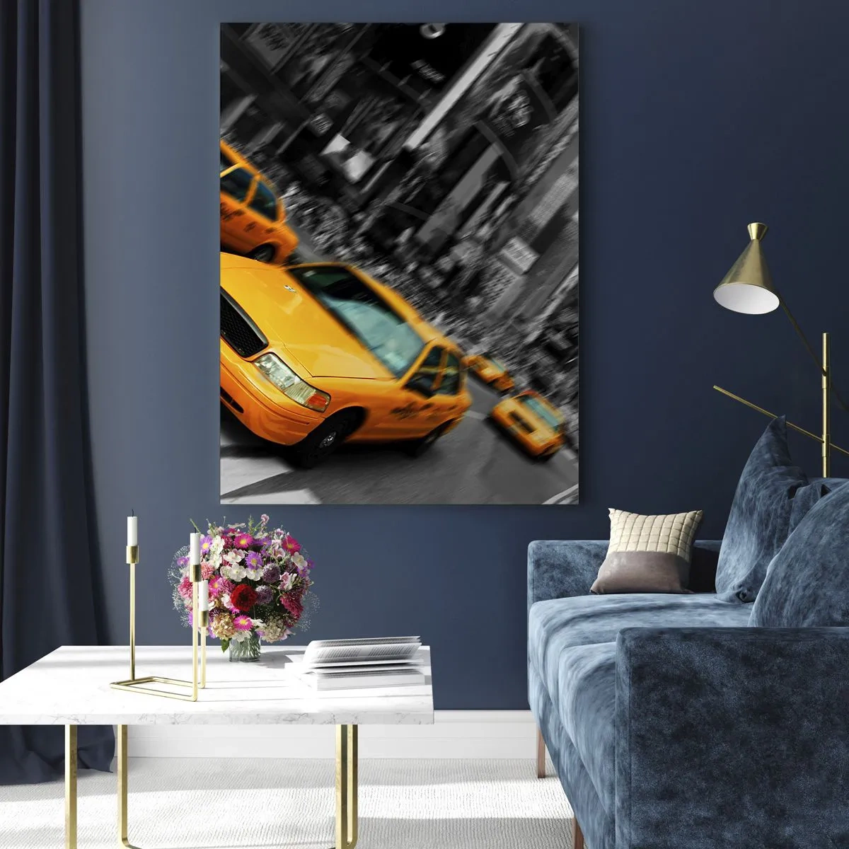 Obraz na szkle - Żółte taksówki na tle czarno-białych ulic miasta - 50x70cm - Nowojorskie krople słońca - Nowoczesna dekoracja ścienna do salonu, kuchni i sypialni ARTTOR