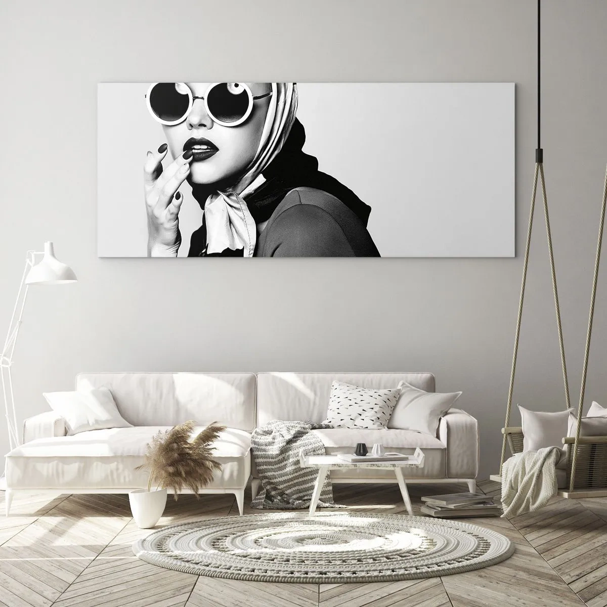 Obraz na szkle - Czarno-biały portret kobiety w okularach i chuście - 120x50cm - Pozdrowienia z lat 60. - Nowoczesna dekoracja ścienna do salonu i sypialni ARTTOR