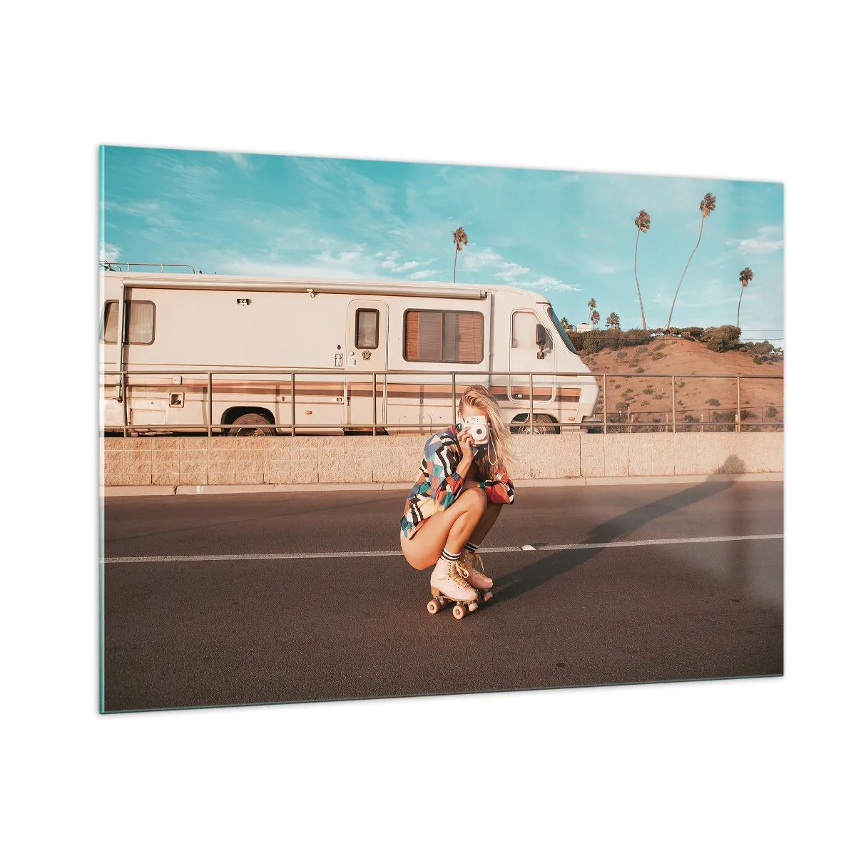 Obraz na szkle - Dziewczyna na wrotkach fotografująca w słońcu Kalifornii - 100x70cm - Uśmiech, proszę! - Nowoczesna dekoracja ścienna do salonu, kuchni i sypialni ARTTOR