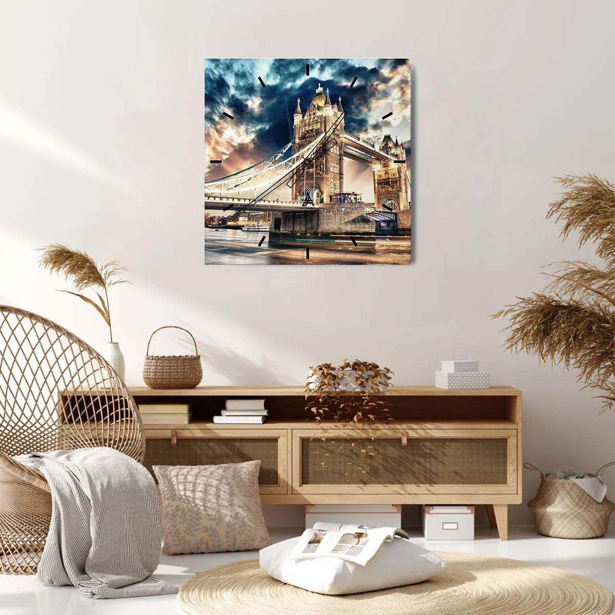 Zegar ścienny - Tower Bridge o zmierzchu na tle dynamicznego nieba - 30x30cm - Pomnik wiktoriańskiego imperium - Nowoczesna dekoracja ścienna do salonu i sypialni ARTTOR
