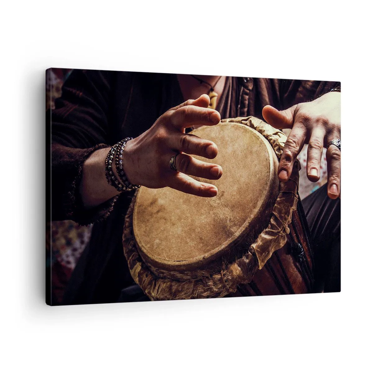 Obraz na płótnie - Ręce grające na tradycyjnym bębnie djembe - 70x50cm - W rytmie serca - Nowoczesna dekoracja ścienna do salonu i sypialni ARTTOR