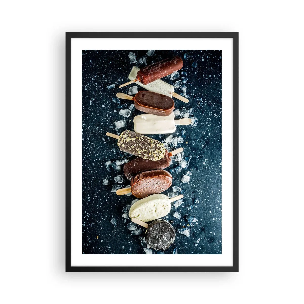 Plakat w czarnej ramie - Różnorodne lody na patyku otoczone lodem na tle ciemnego nieba - 50x70cm - Smak gorącego lata - Nowoczesna dekoracja ścienna do salonu i sypialni ARTTOR