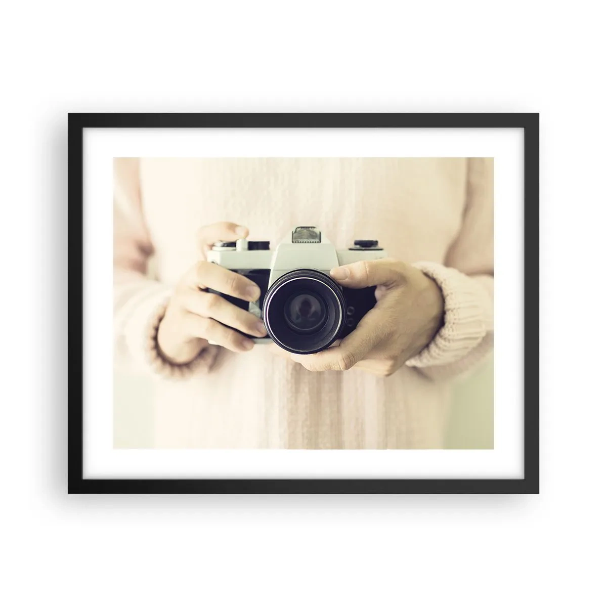 Plakat w czarnej ramie - By widzieć więcej… - 50x40 cm