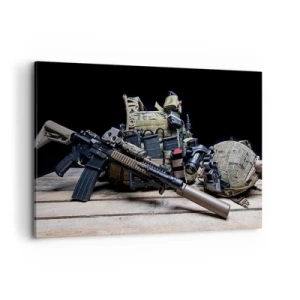 Obraz na płótnie - Wyposażenie taktyczne z karabinem na drewnianym stole - 100x70cm - Spocznij! - Nowoczesna dekoracja ścienna do salonu, kuchni i sypialni ARTTOR