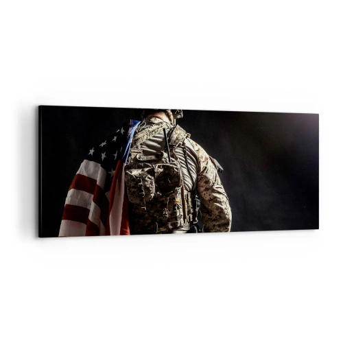 Obraz na płótnie - Żołnierz w mundurze z flagą na tle ciemności - 120x50cm - Właśnie dlatego - Nowoczesna dekoracja ścienna do salonu i sypialni ARTTOR