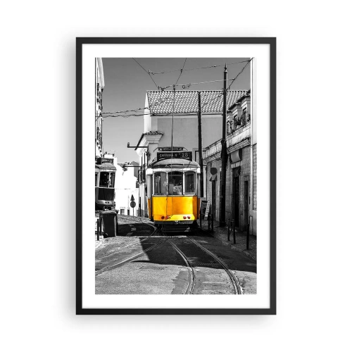 Plakat w czarnej ramie - Żółty tramwaj na ulicach miasta w czarno-białej scenerii - 50x70cm - Duch Lizbony - Nowoczesna dekoracja ścienna do salonu i sypialni ARTTOR