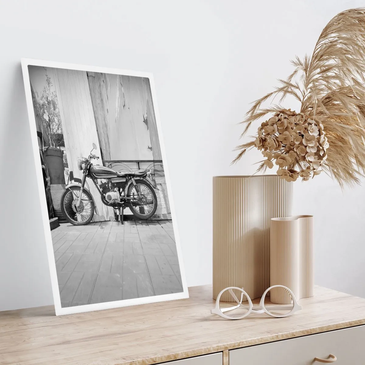 Plakat - Retro motocykl na tle drewnianej ściany - 50x70cm - Klasyka ponad wszystko - Nowoczesna dekoracja ścienna do salonu, kuchni i sypialni ARTTOR