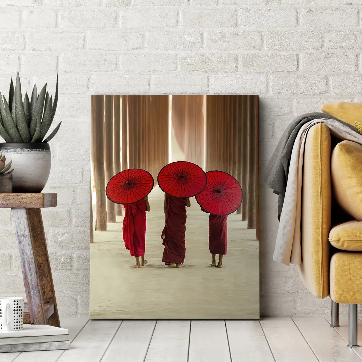 Obraz na płótnie - Trzej mnisi z czerwonymi parasolami w tradycyjnej architekturze - 70x100cm - W drodze do Czystej Krainy - Nowoczesna dekoracja ścienna do salonu i sypialni ARTTOR