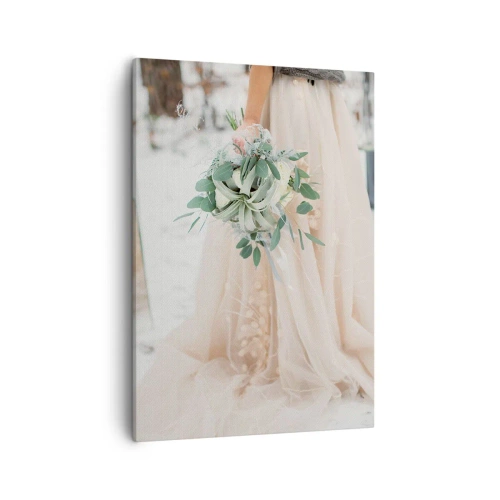 Obraz na płótnie - Panna młoda w beżowej sukni trzymająca bukiet z eukaliptusem na tle śniegu - 50x70cm - I żyli długo i szczęśliwie - Nowoczesna dekoracja ścienna do salonu, kuchni i sypialni ARTTOR