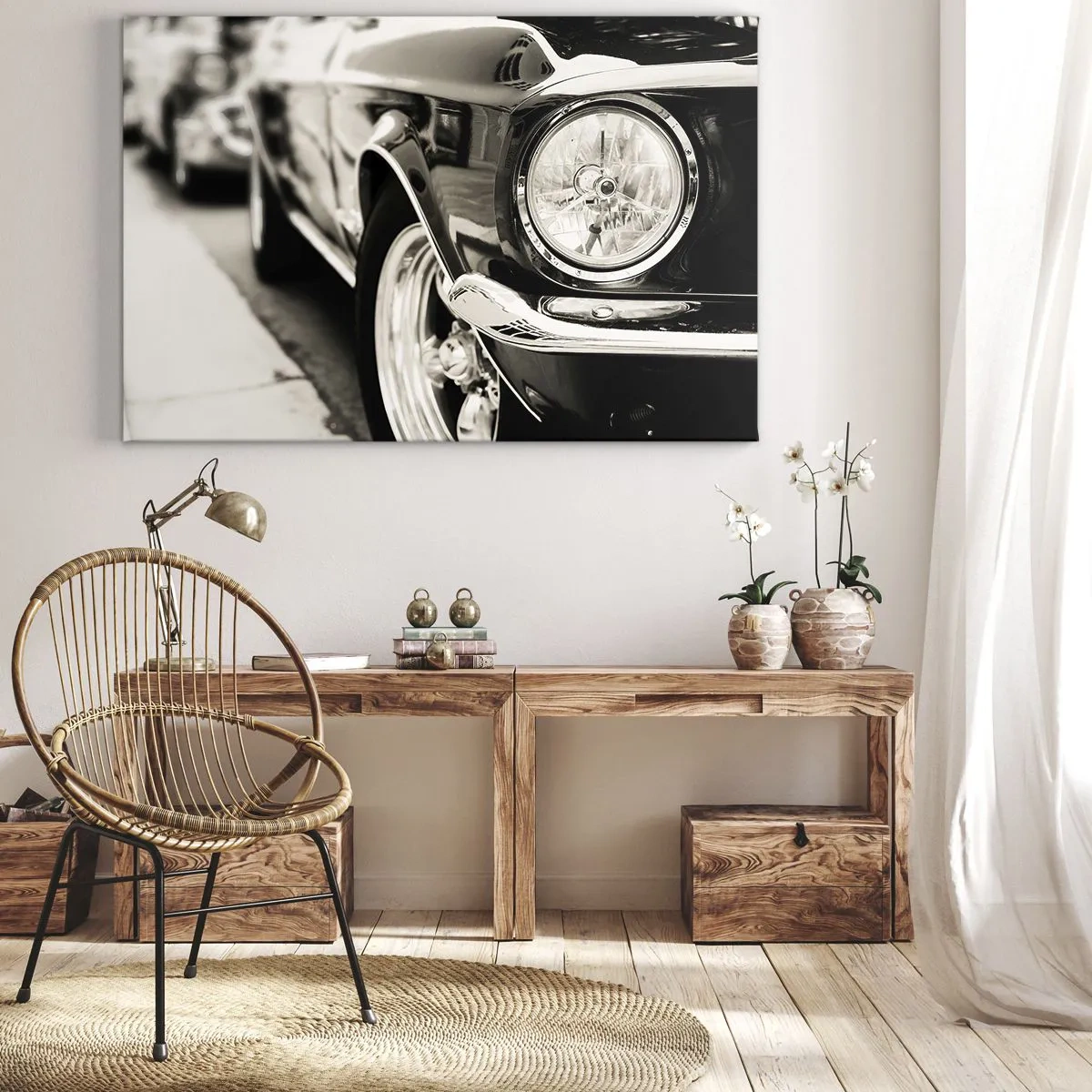 Obraz na płótnie - Kultowy klasyczny samochód w eleganckim czarno-białym ujęciu - 70x50cm - Nieprzemijający blask - Nowoczesna dekoracja ścienna do salonu i sypialni ARTTOR