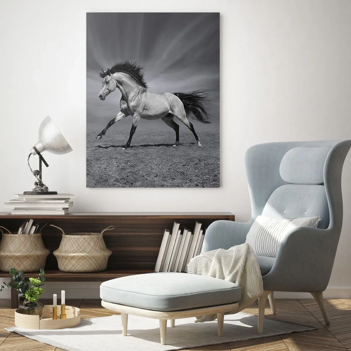 Obraz na szkle - Czarno-biały koń w dynamicznej pozie na pustyni - 70x100cm - Urodzony, by zachwycać - Nowoczesna dekoracja ścienna do salonu i sypialni ARTTOR