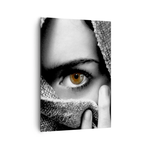 Obraz na płótnie - Portret kobiety z bursztynowym okiem zakrytej tkaniną w odcieniach szarości. - 70x100cm - Poznaj tajemnicę - Nowoczesna dekoracja ścienna do salonu i sypialni ARTTOR