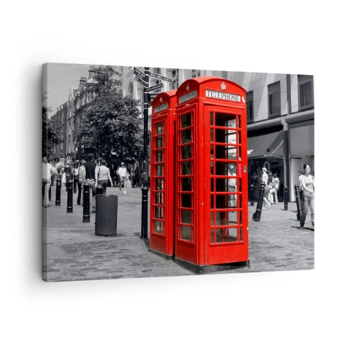 Obraz na płótnie - Czerwone budki telefoniczne na tle czarno-białej miejskiej scenerii. - 70x50cm - Czerwone budki telefoniczne - Nowoczesna dekoracja ścienna do salonu i sypialni ARTTOR