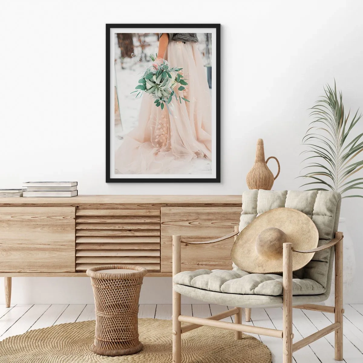 Plakat w czarnej ramie - Panna młoda w beżowej sukni trzymająca bukiet na śniegu - 50x70cm - I żyli długo i szczęśliwie - Nowoczesna dekoracja ścienna do salonu i sypialni ARTTOR