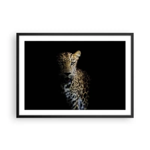 Plakat w czarnej ramie - Leopard na ciemnym tle z intensywnym spojrzeniem - 70x50cm - Mroczne piękno - Nowoczesna dekoracja ścienna do salonu i sypialni ARTTOR