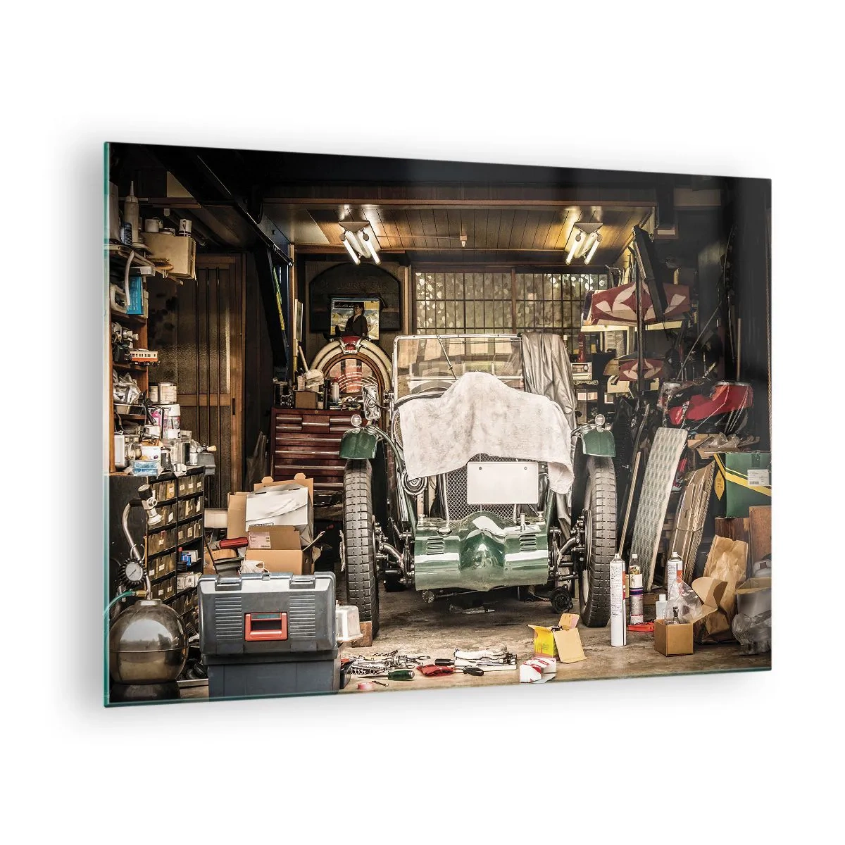 Obraz na szkle - Vintage garage with a car covered by a cloth, surrounded by tools and boxes - 70x50cm - Powrót do przeszłości - Nowoczesna dekoracja ścienna do salonu i sypialni ARTTOR