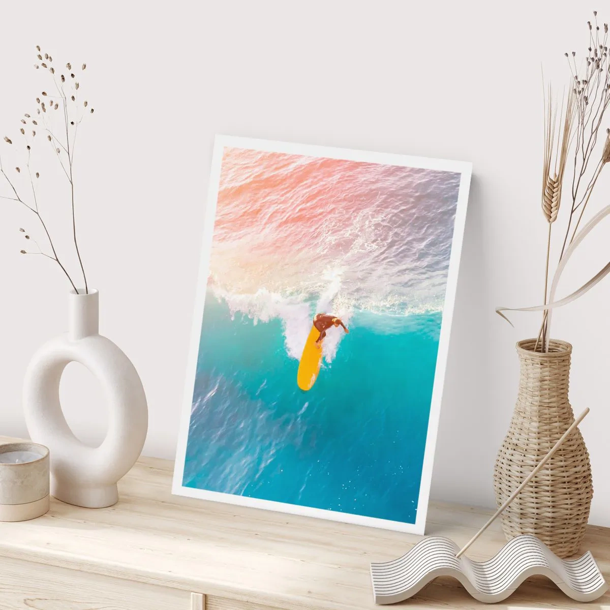 Plakat - Surfer na fali w promieniach zachodzącego słońca - 50x70cm - Oceaniczny jeździec - Nowoczesna dekoracja ścienna do salonu, kuchni i sypialni ARTTOR