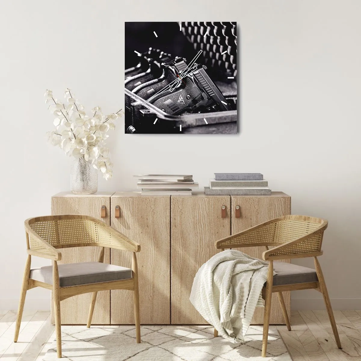 Zegar ścienny - Czarno-biały obraz z widokiem na poukładane pistolety w walizce - 30x30cm - Męski sport - Nowoczesna dekoracja ścienna do salonu i sypialni ARTTOR