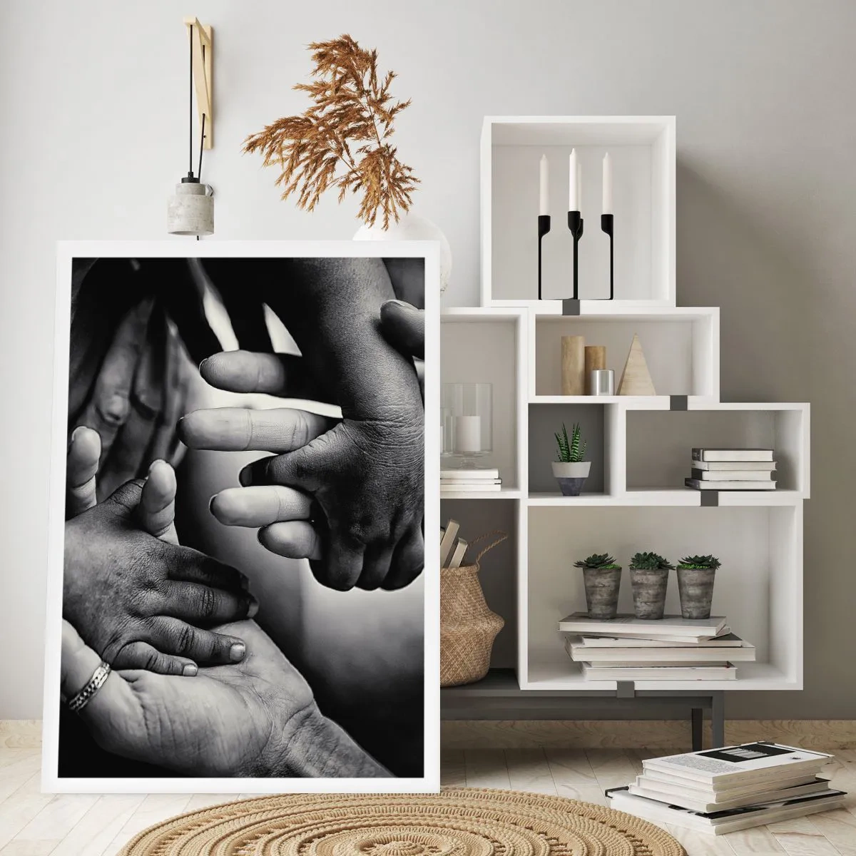 Plakat - Czarno-biały motyw dłoni symbolizujących więź - 50x70cm - Być człowiekiem - Nowoczesna dekoracja ścienna do salonu, kuchni i sypialni ARTTOR