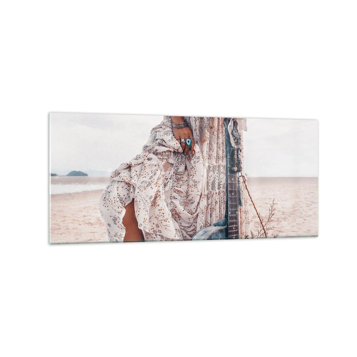 Obraz na szkle - Kobieta w stylu boho z gitarą na plaży - 120x50cm - Dzieci kwiaty w drodze - Nowoczesna dekoracja ścienna do salonu i sypialni ARTTOR