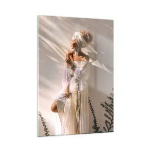 Obraz na szkle - Kobieta w stylizacji boho na tle jasnej ściany i cieni roślin - 50x70cm - Słońce i dziewczyna - Nowoczesna dekoracja ścienna do salonu, kuchni i sypialni ARTTOR
