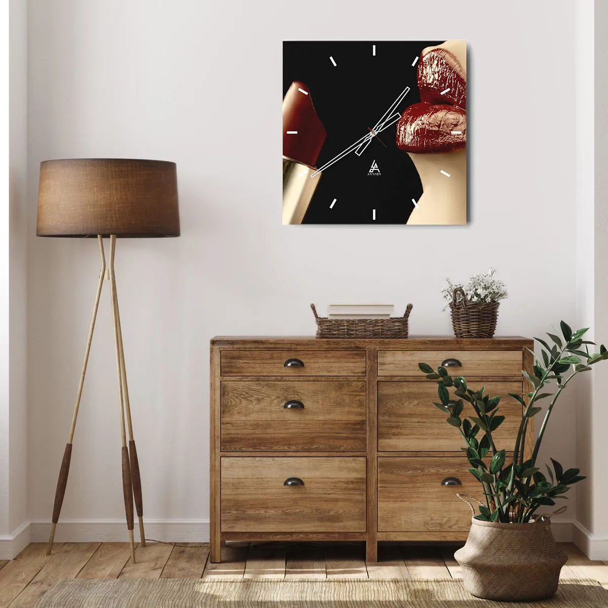 Zegar ścienny - Czerwone usta i szminka na czarnym tle - 30x30cm - Zmysłowość i blask karminu - Nowoczesna dekoracja ścienna do salonu i sypialni ARTTOR