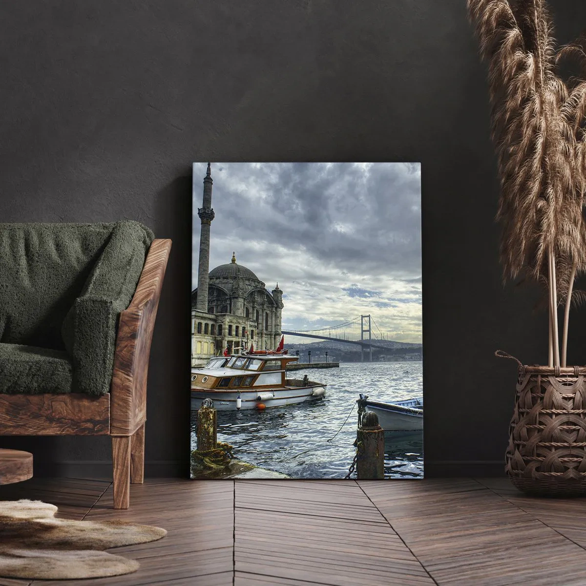 Obraz na płótnie - Widok na meczet, łodzie i most w pochmurnym krajobrazie - 50x70cm - Na granicy światów - Nowoczesna dekoracja ścienna do salonu, kuchni i sypialni ARTTOR